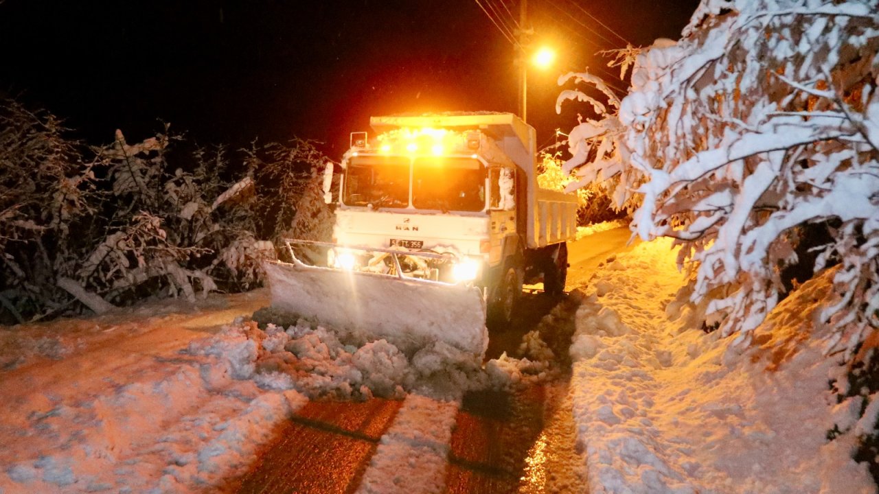 Sakarya Büyükşehir Belediyesi ekipleri kar mesaisinde: Ulaşım için kapalı grup yol yok