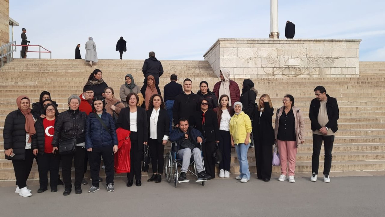 Cumhuriyetimizin 101. Yıl Dönümünde Menderes'in Özel Çocukları Anıtkabir'i Ziyaret Etti